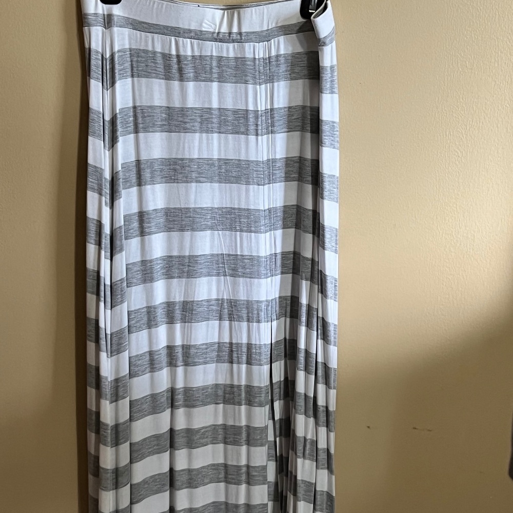 Gray and white Soho New York & company with front slit size Small